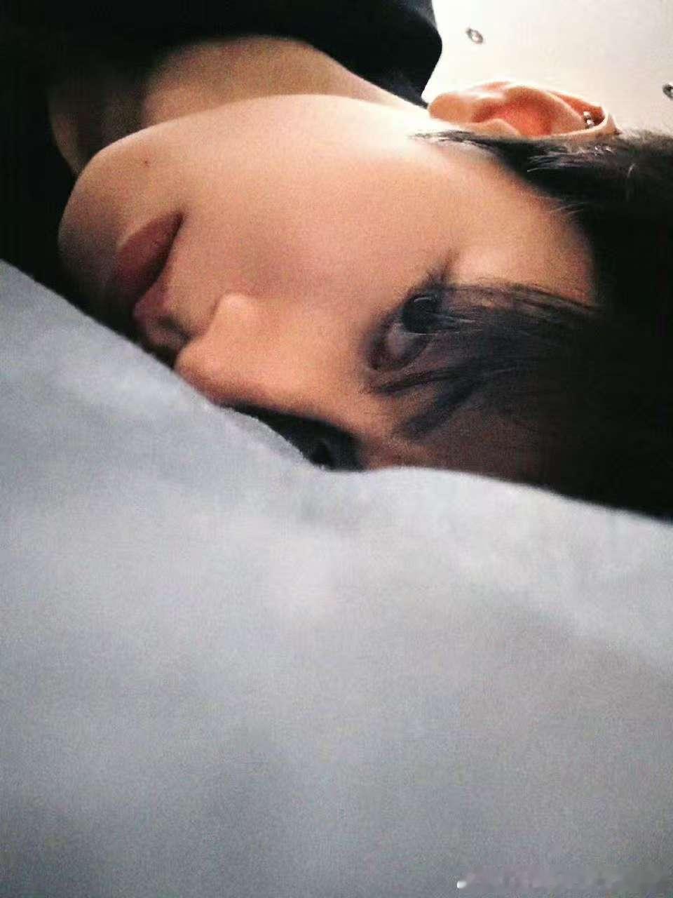 朱志鑫打了恶魔钉朱志鑫打了恶魔钉！朱志鑫又打了耳骨钉 ​​​