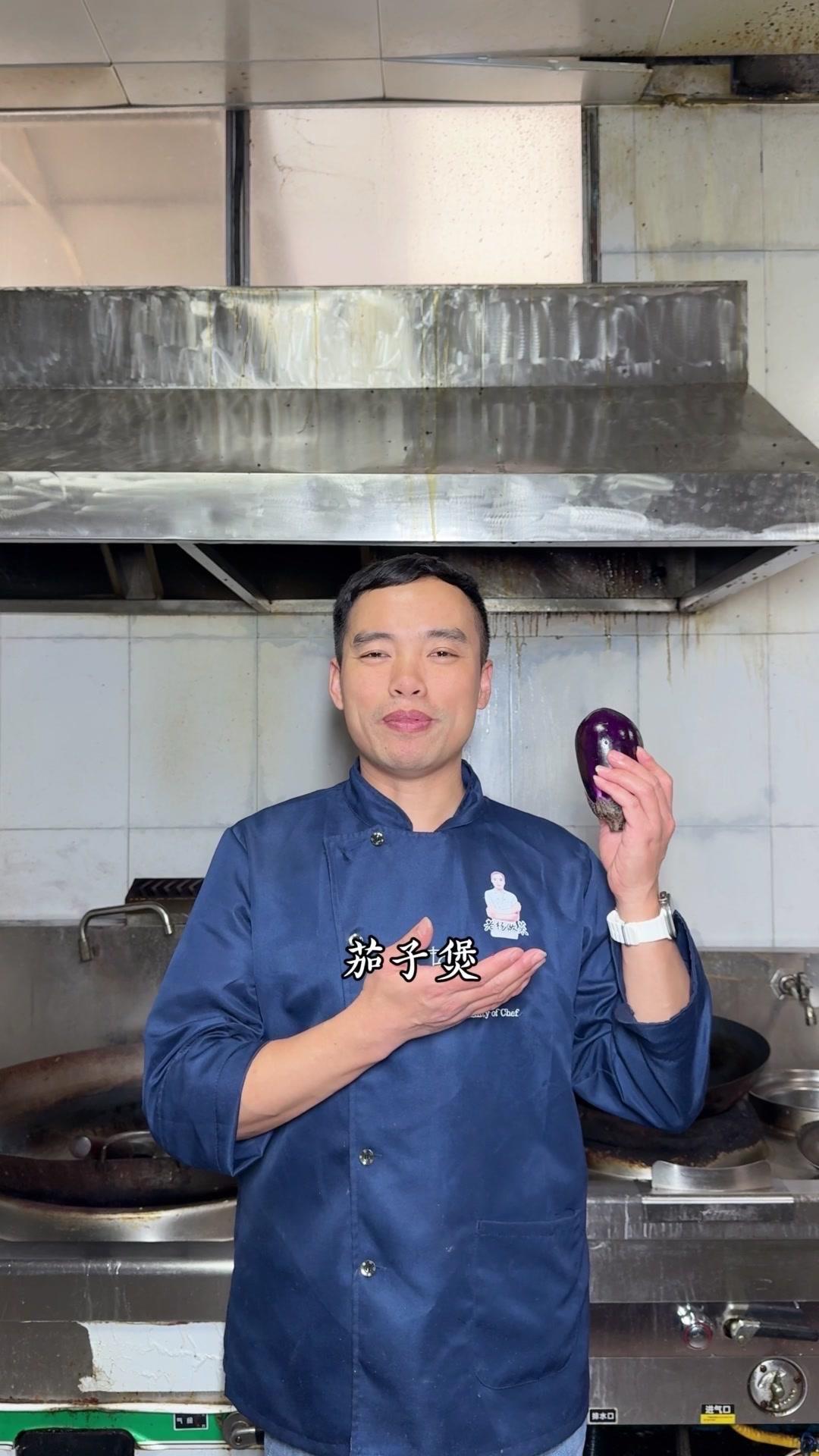 1️⃣处理食材：茄子切条泡清水防氧化，姜蒜、辣椒切好备用。茄子泡好后沥水，另起锅