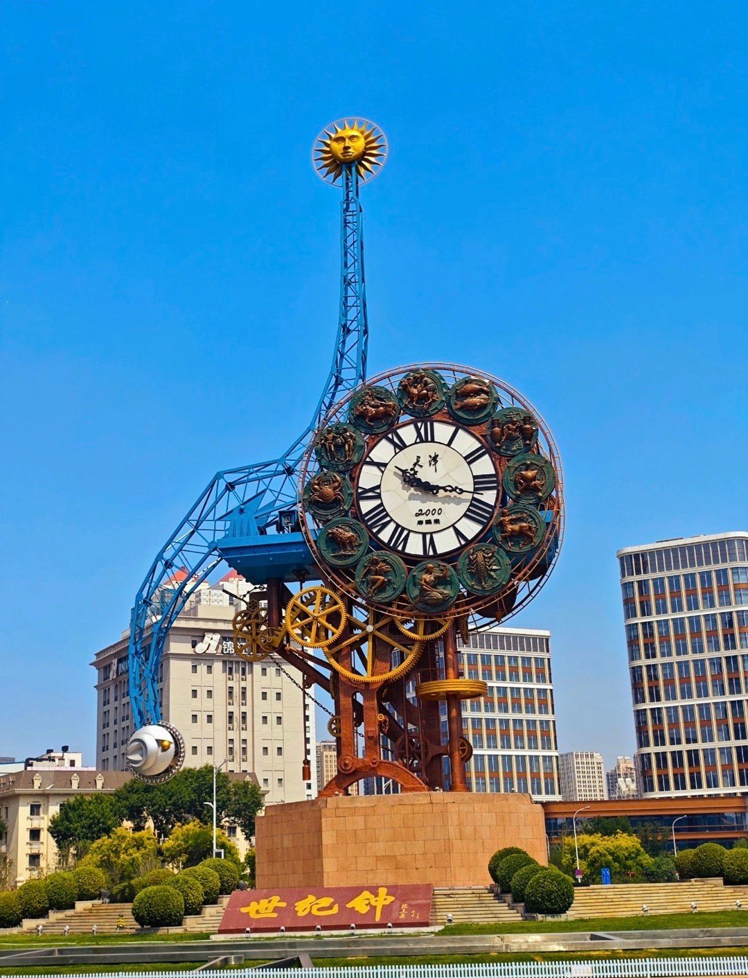 津门春早，棠开五大道。满枝粉霞，是津沽早春最熨帖的注脚。不必刻意寻芳，转角便是洋