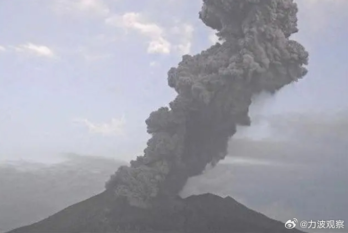 突发！日本一知名火山喷发，火山烟雾冲天而起超千米！最高级别警戒拉响，危险局势引发