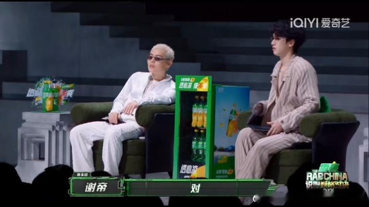 严浩翔说被李斯丹妮"吓哭了"，这萌能量我也是服了。李斯那场确实炸，从舞美到歌词全