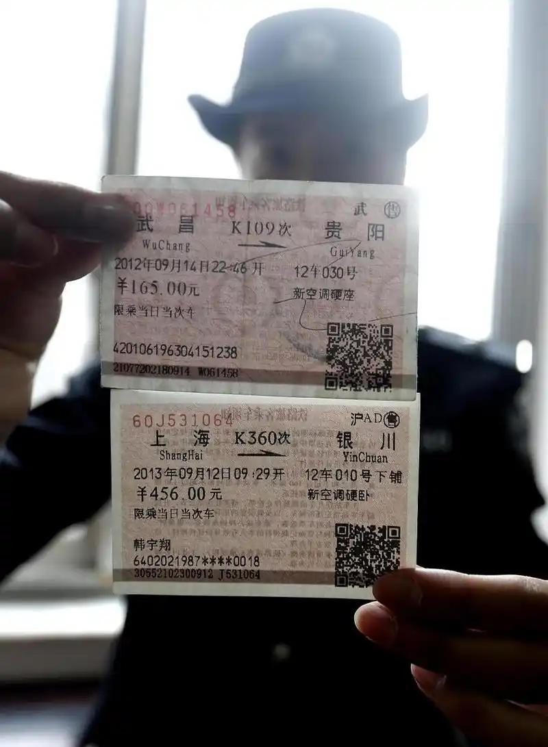 火车票“霸王条款”也该改改了！
 
近期两大铁路票务争议再度刷屏网络，分别是旅客