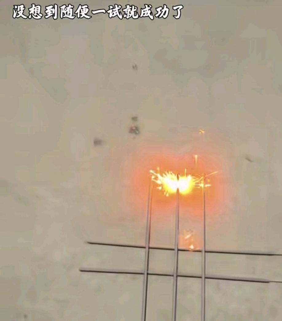 卖烟花少了，但模式变了
今年贩卖烟花比往年少了很多 ，燃放烟花也寥寥无几，事出反