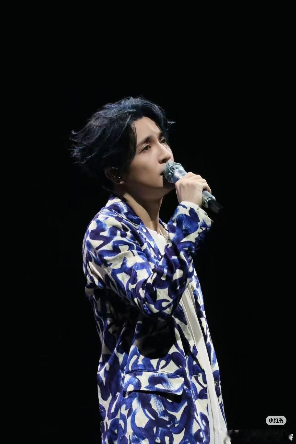 薛之谦霸王别姬今晚上线由 合唱的歌曲《霸王别姬》今晚上线！期待这二位的合作！之前