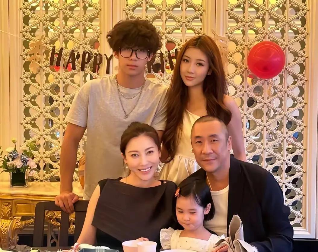 章子怡的侄女儿过生日，一家五口开心的庆祝。
话说孩子已经长这么大了，当妈妈的殷旭