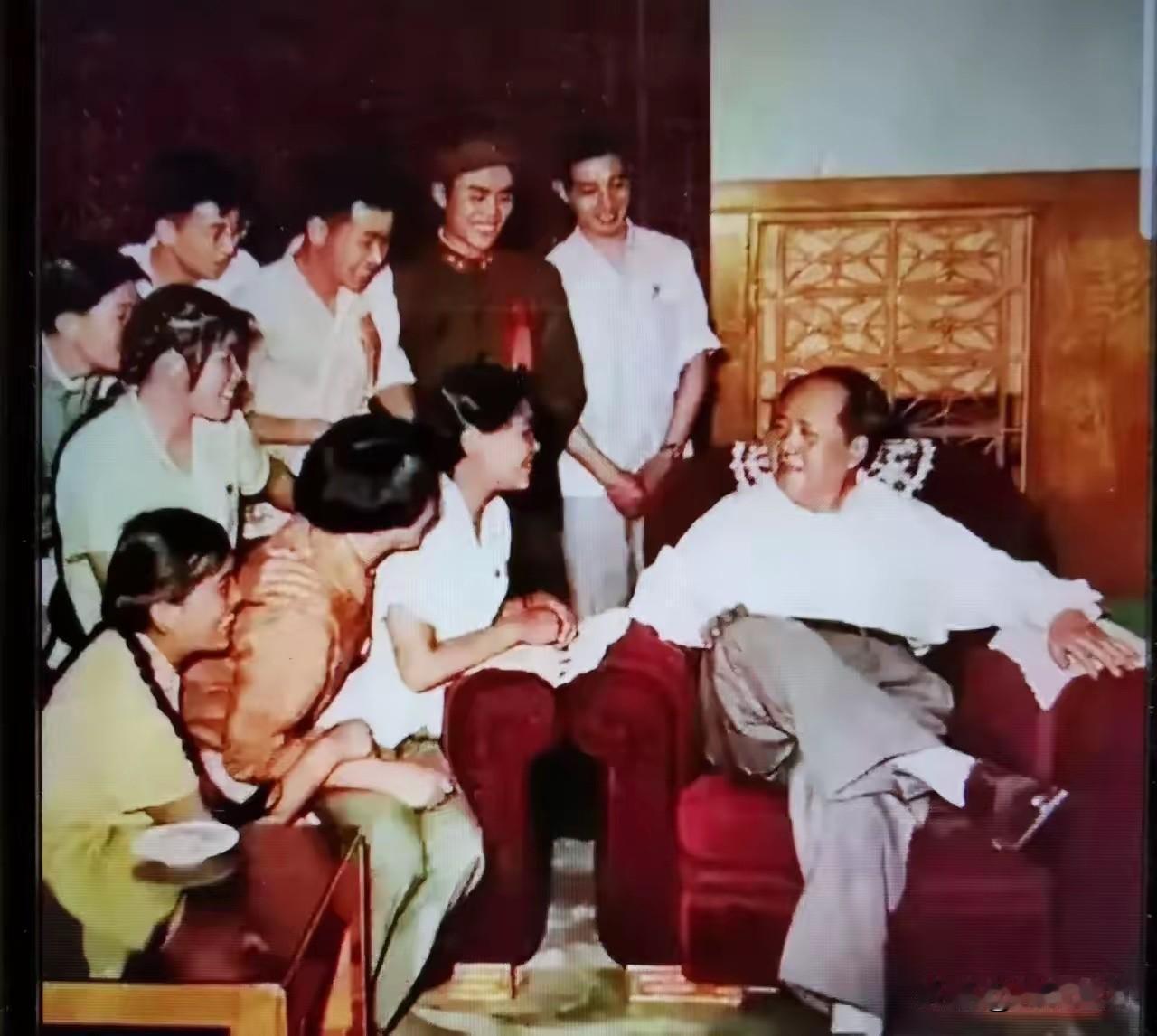 心系人民，与人民群众谈笑自若瞬间！我们永远怀念伟大领袖毛主席！致敬伟大领袖毛主席