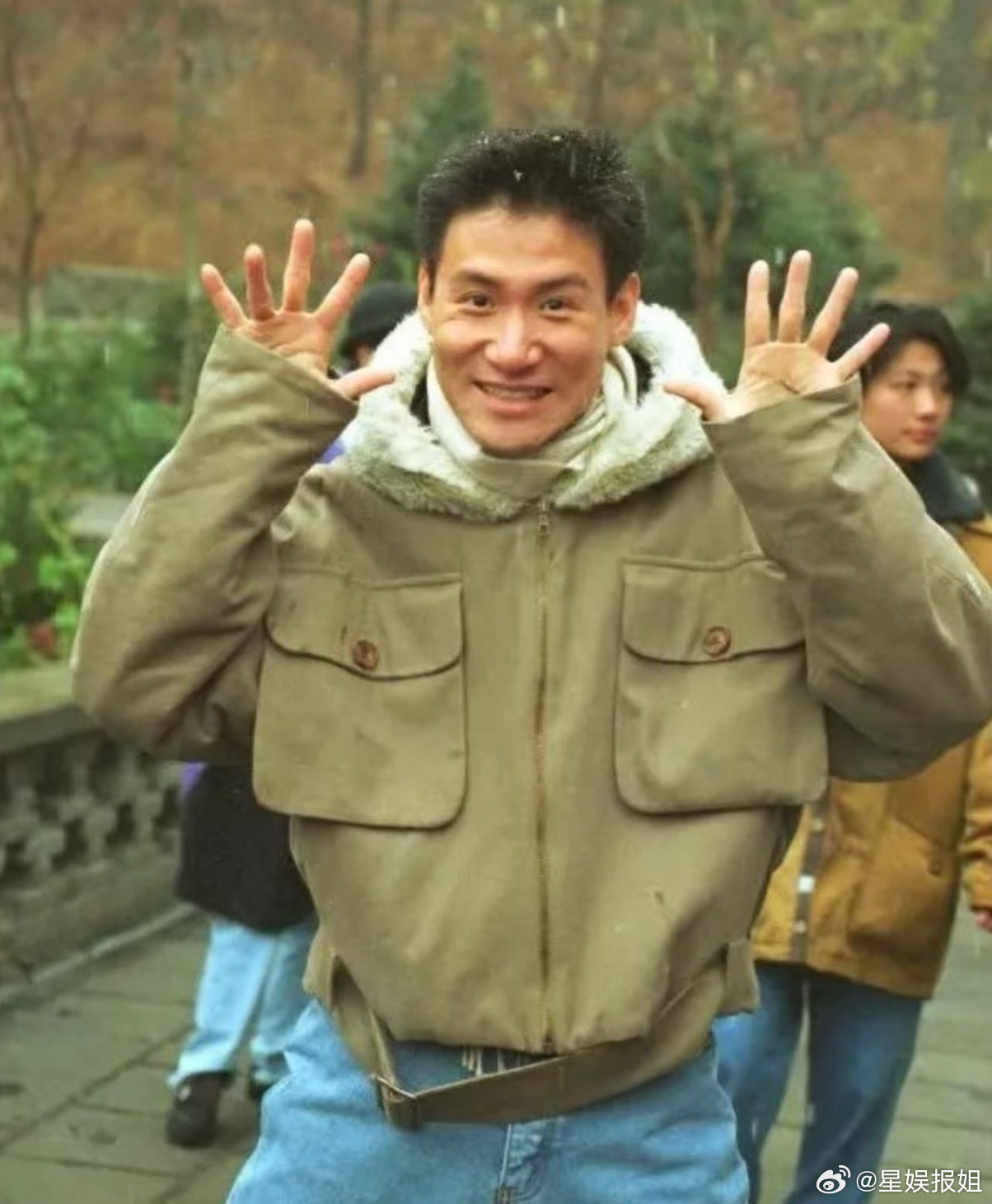 我比较肤浅，因为帅气入坑的！天哪！年轻时的张学友 这么帅 ​​​