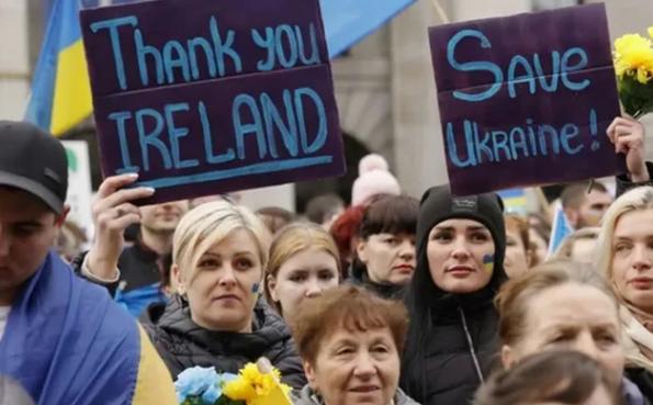 爱尔兰狠下心，要把1.6万乌克兰难民“送回家”，还倒贴钱！欧洲第一个“翻脸”的国