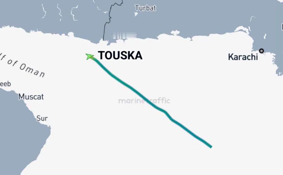 美国驱逐舰向伊朗货船开火

当地时间2026年4月19日，阿曼湾平静的海面被一声