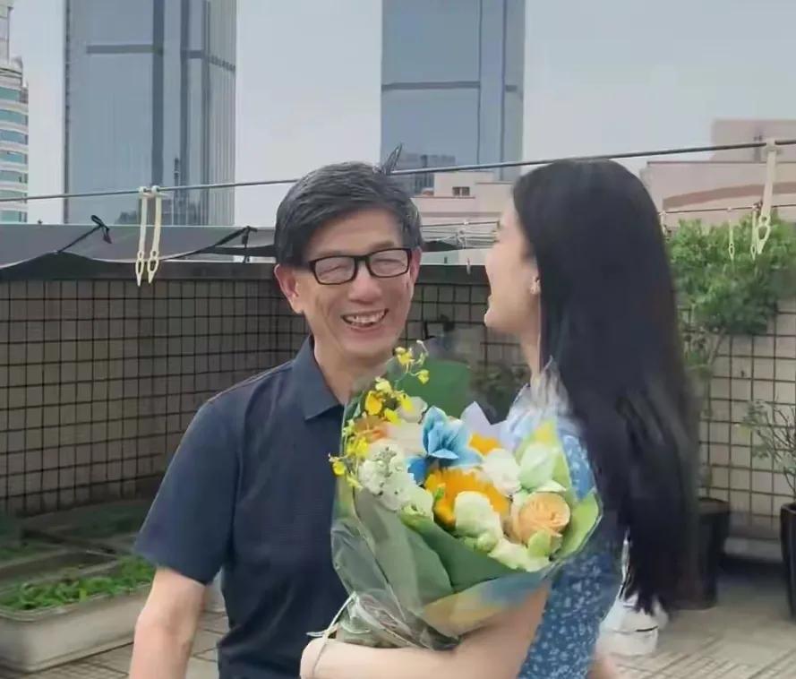 黄圣依与70多岁老爸同框
父女相聚的画面好幸福好温馨
能看的出来，女儿回来了
爸