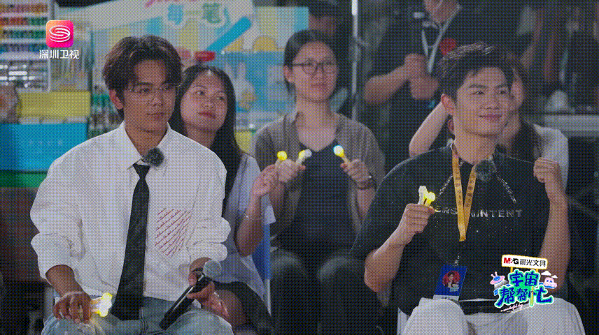 在珠海天空下听丁真唱歌晨光开学季遇见小美好珠海的微风，漫天浮动的泡泡，搭配丁真清