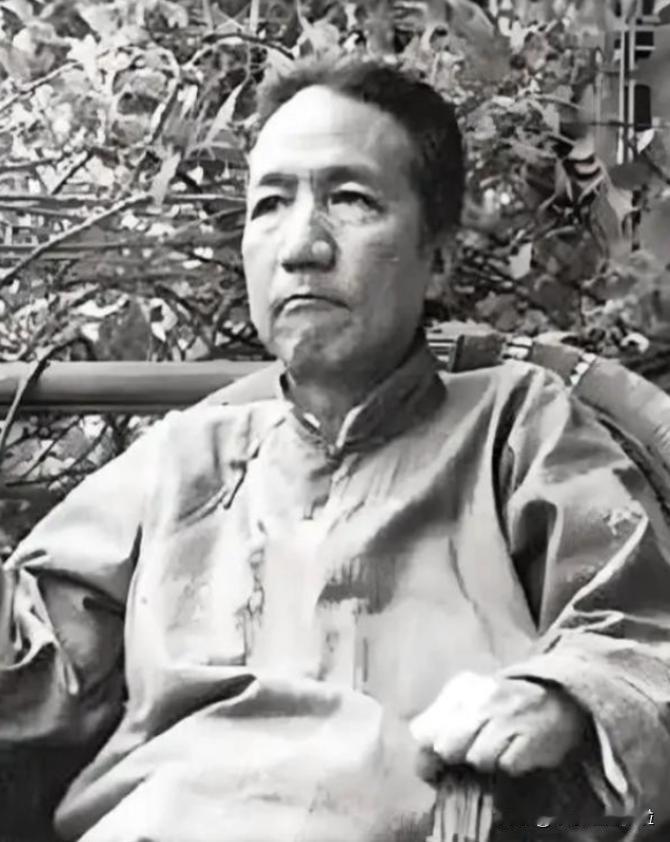 1941年，几个日本兵闯入一位中国老人家中，双目失明的老人用流利的日语厉声斥责。