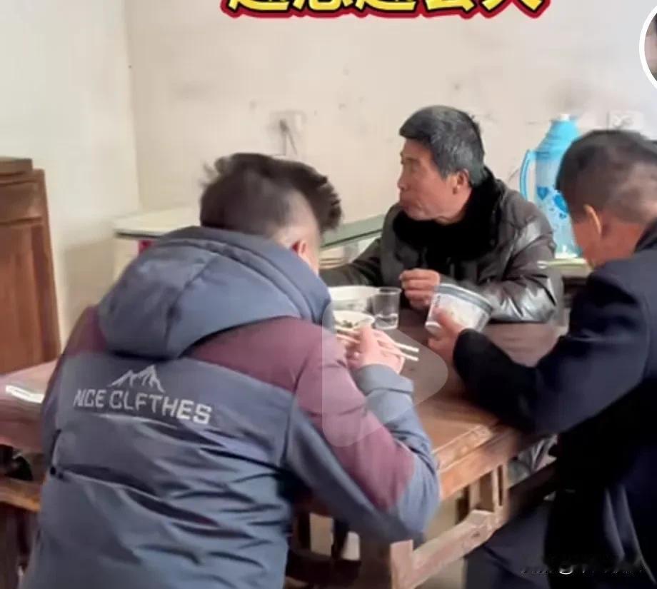 一家三口全都是男人，父亲因妻子生下儿二个儿子早早离世，一直没有再找老婆，父亲含辛