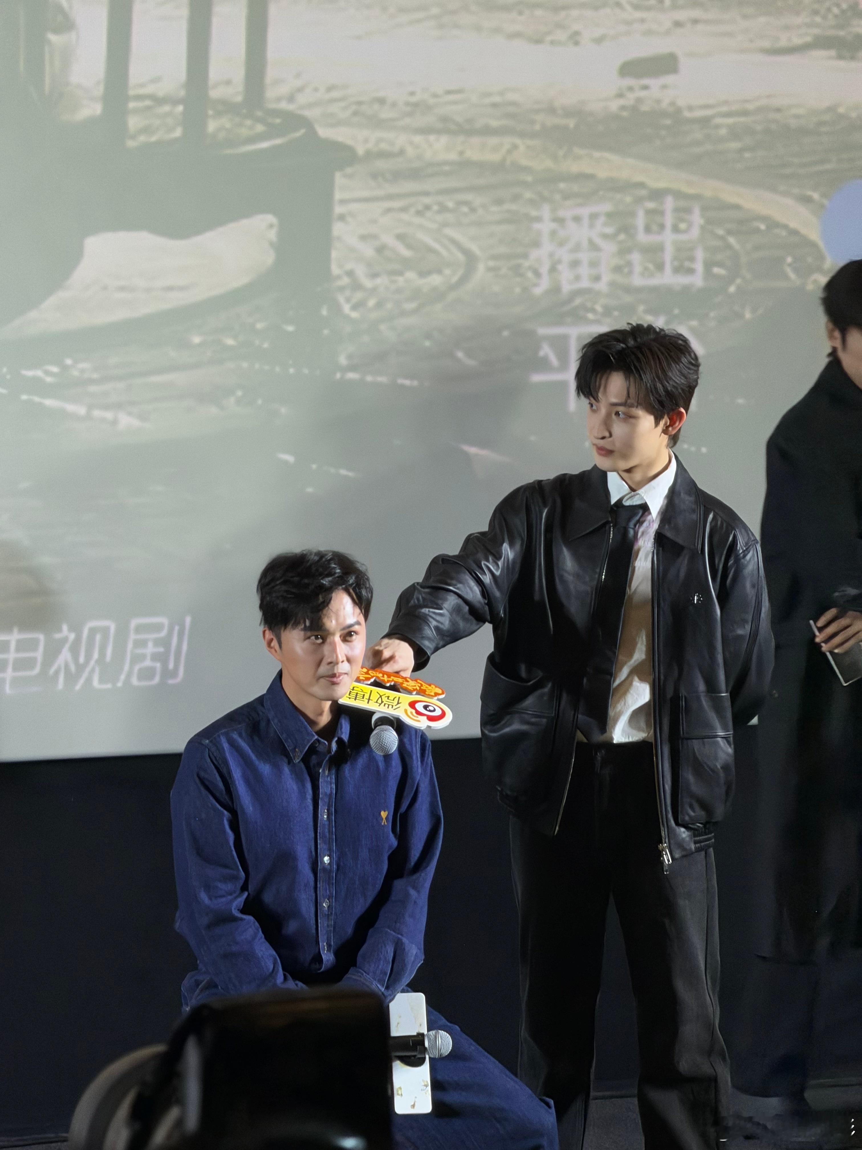 叶祖新你莫不是真瘸了从剧里到剧外，叶祖新都把角色状态拿捏得死死的，剧宣用轮椅亮相