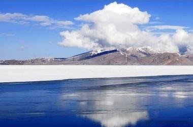 【将“错”就“错”·拉昂错】人称鬼湖，只因湖水周围植物绝少，毫无生机。咸水湖，海