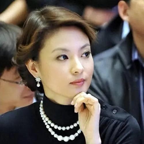 央视最悲情女主播，男友获死缓，丈夫狱中离世，48岁孤身一人

有这么一位央视的女