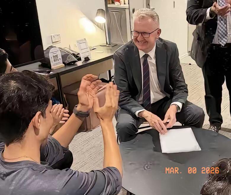 澳大利亚终于出手了

​今天凌晨，澳大利亚内政部长亲自赶到酒店，给5名伊朗女足球