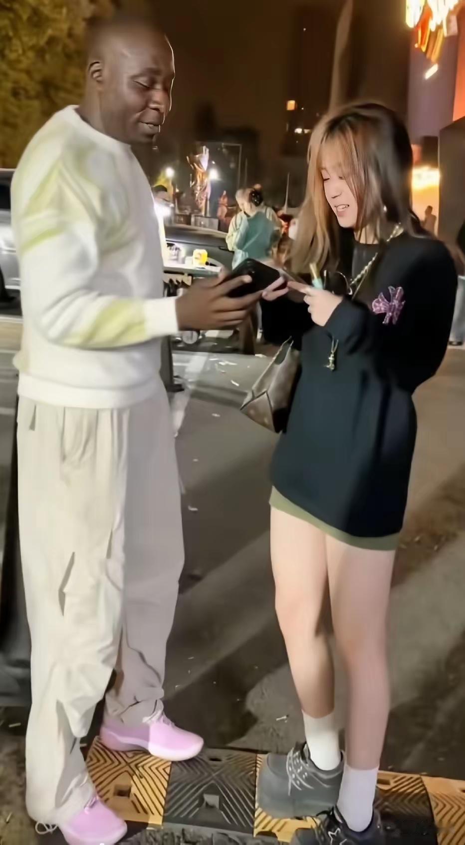 大家觉得是女主动加的男，还是男主动加的女呢？我觉得是女主动的，明显是男的出示了二