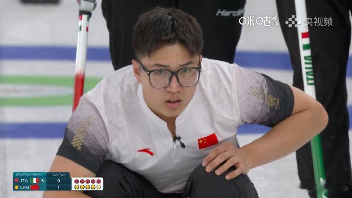 中国冰壶男队除夕夜收获首胜米兰冬奥会冰壶男子循环赛，中国队11比4战胜东道主意大