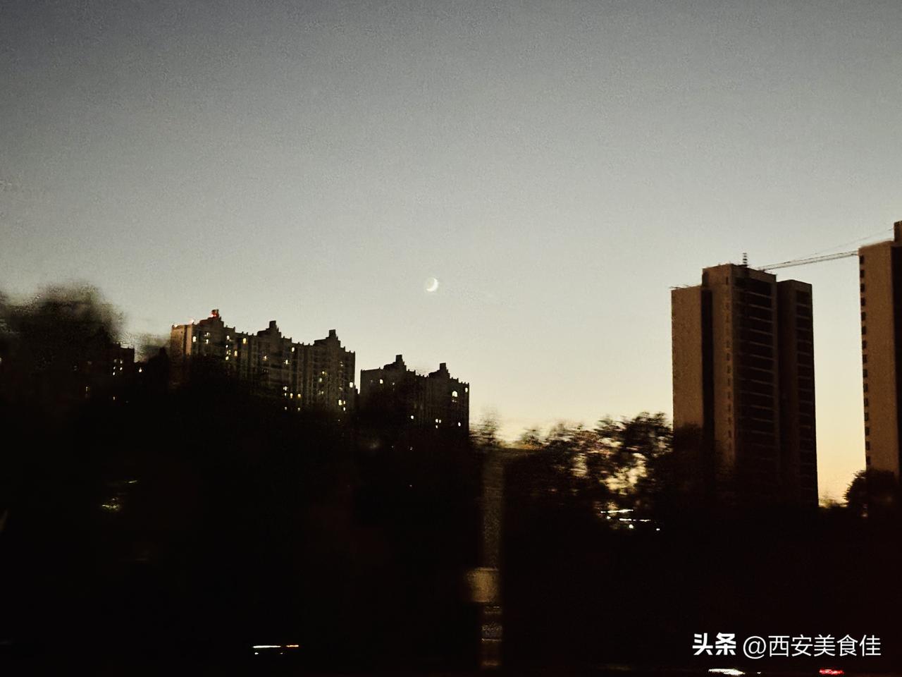 现在家长会都成了学术讲座了！
看来，孩子们的心理问题真的出了大问题，要不怎么这么