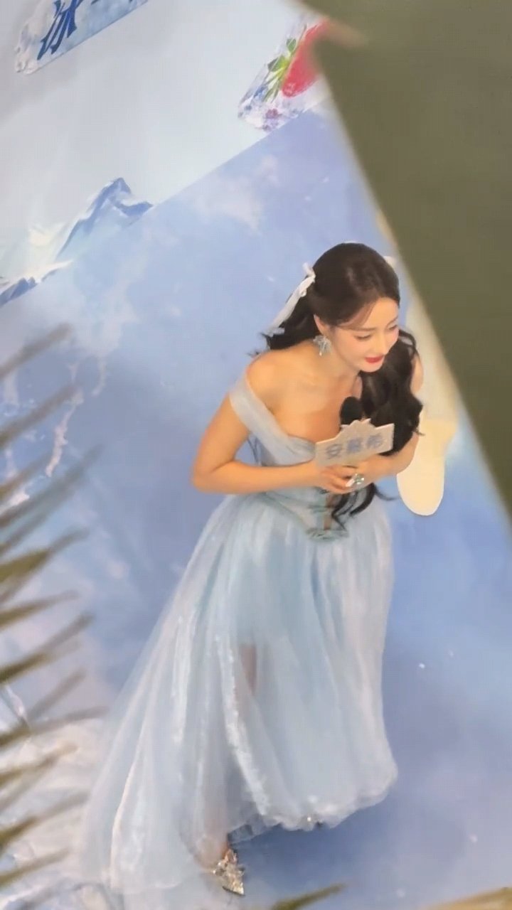 俯拍镜头里的迪丽热巴迪丽热巴抬头瞬间俯拍镜头里的迪丽热巴，无死角的美 