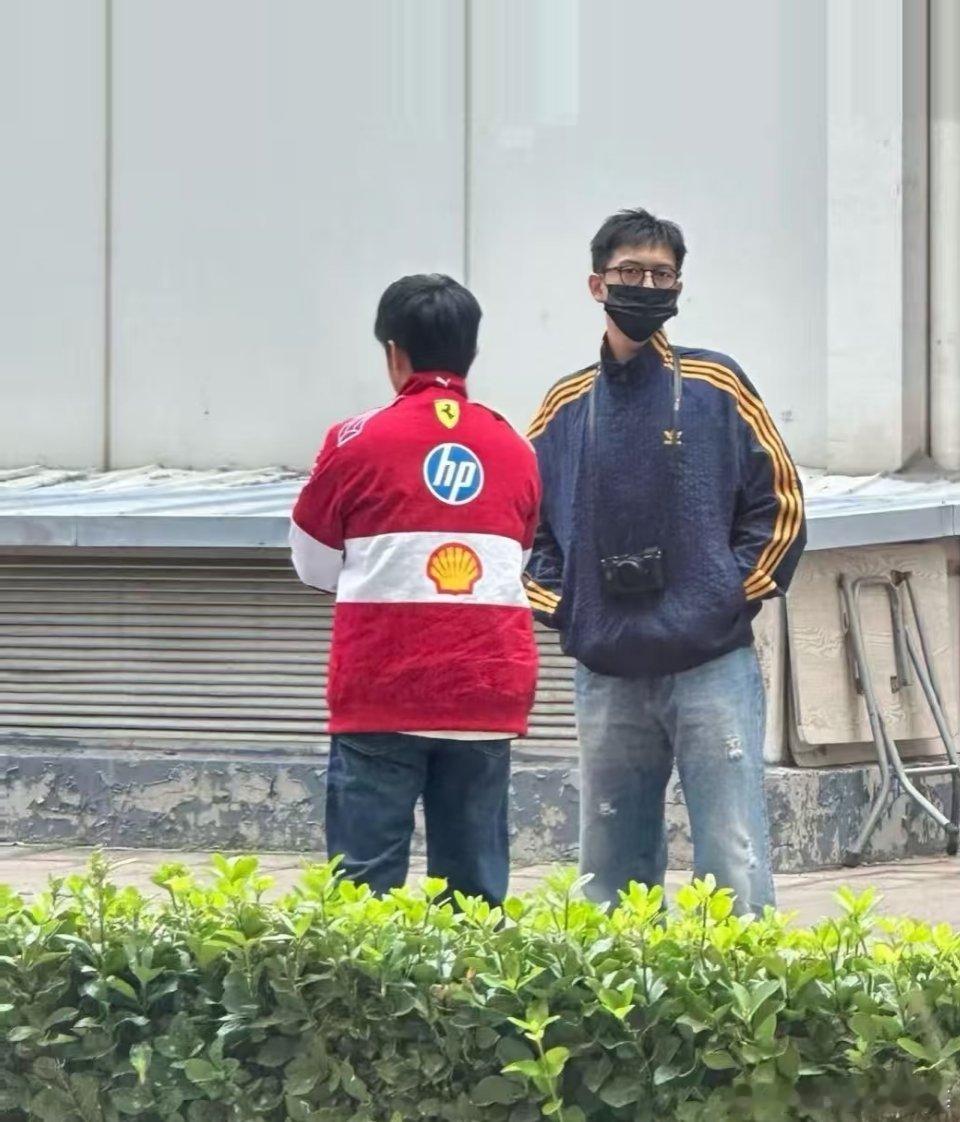 天津偶遇李现，运动外套造型配牛仔裤双手插兜和友人站在一起，这氛围感一下就来了。 