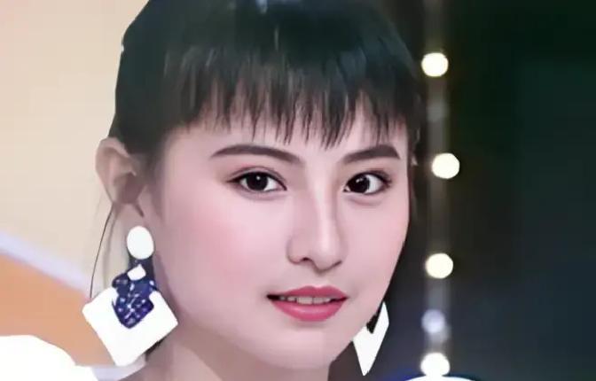 衣柜门半开着。
一个男人的身影，在丈夫的咆哮和媒体的闪光灯里，被永远定格。
一代