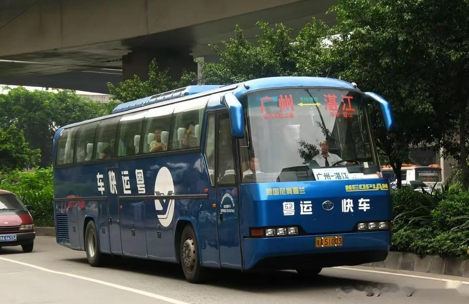 2000年代早期的广州至湛江的青年客车。在那个年代，青年尼奥普兰客车也算是长途公