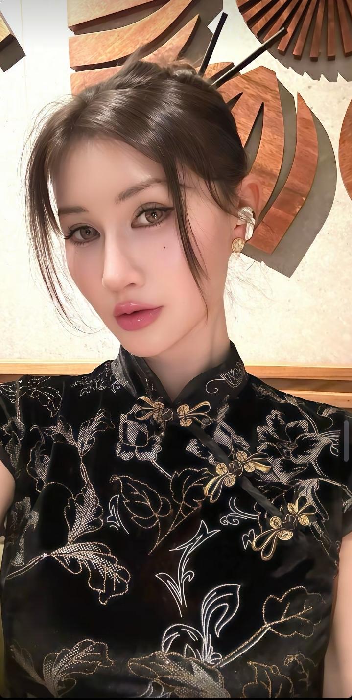 这位美女的眼睛真的好漂亮，脸也好好看，大家觉得呢。