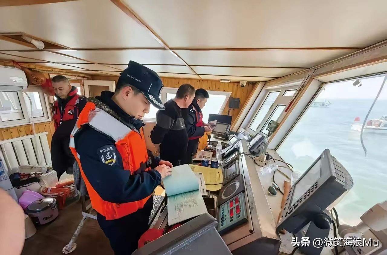 海警出海检查渔民打渔去了，因为海中都是中国海洋石油公司的钻井平台，到那底下打鱼有