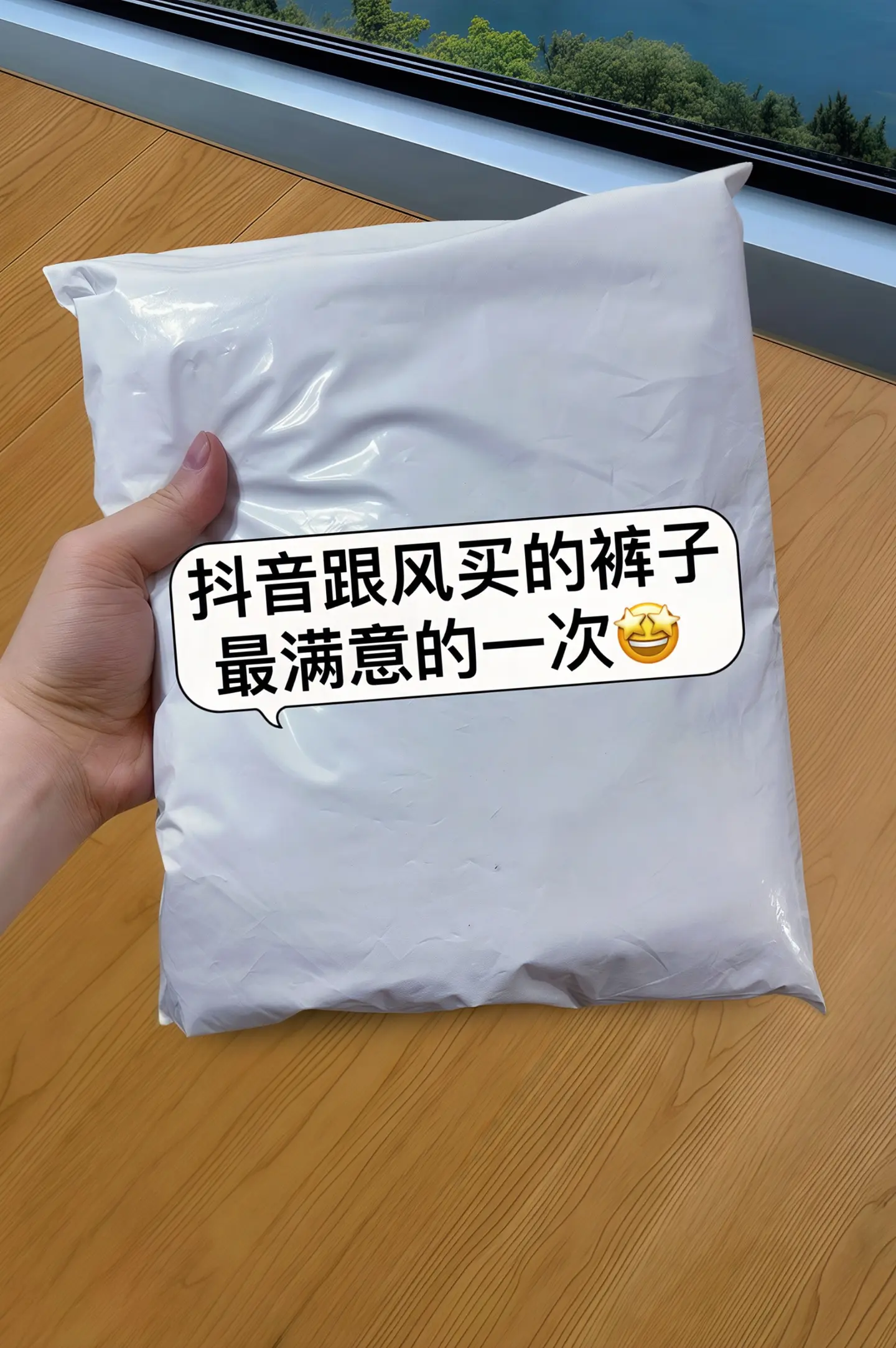 一眼沦陷的破洞拼接蕾丝牛仔裤！夏季薄款面料透气不闷，上身轻盈自在。高腰...