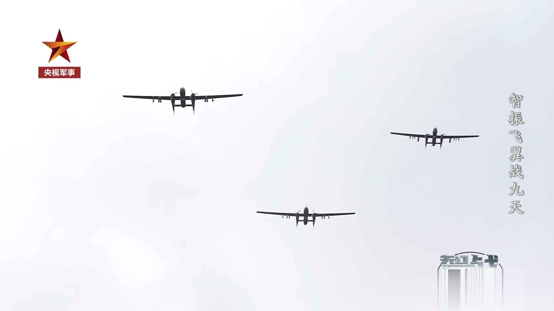 3架“双尾蝎”察打一体无人机编队飞行，且两侧均是满挂导弹（包括巡航导弹等），这编