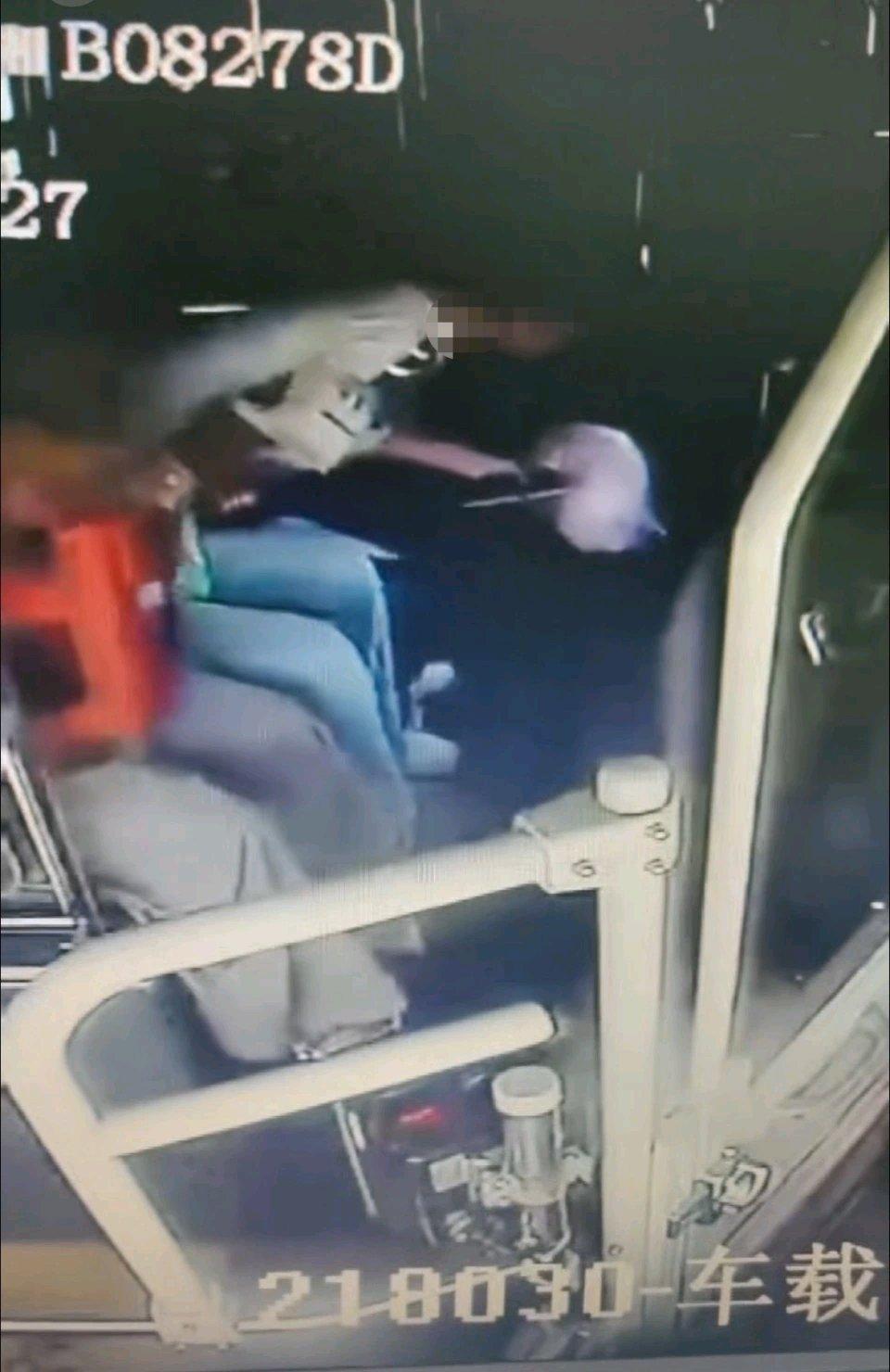 10月6日中秋节，在湖南株洲B2路公交车上发生了暖心一幕。一名女孩突然晕倒，身旁