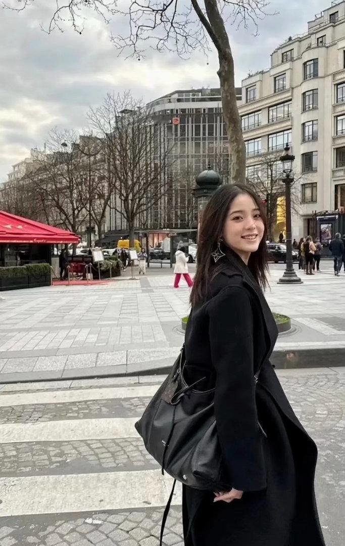 张婧仪欧阳娜娜谁代言包，会更让人有购买欲？ ​​​