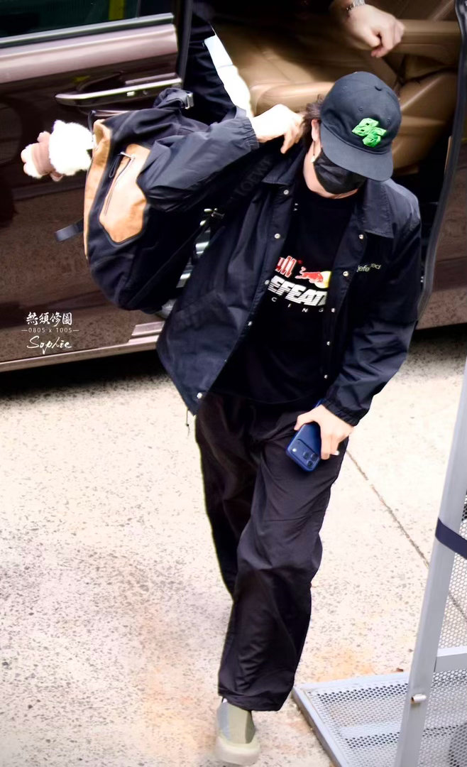 杜华王一博赛后合照杜华带小嗷和王一博合影，太棒了！ 