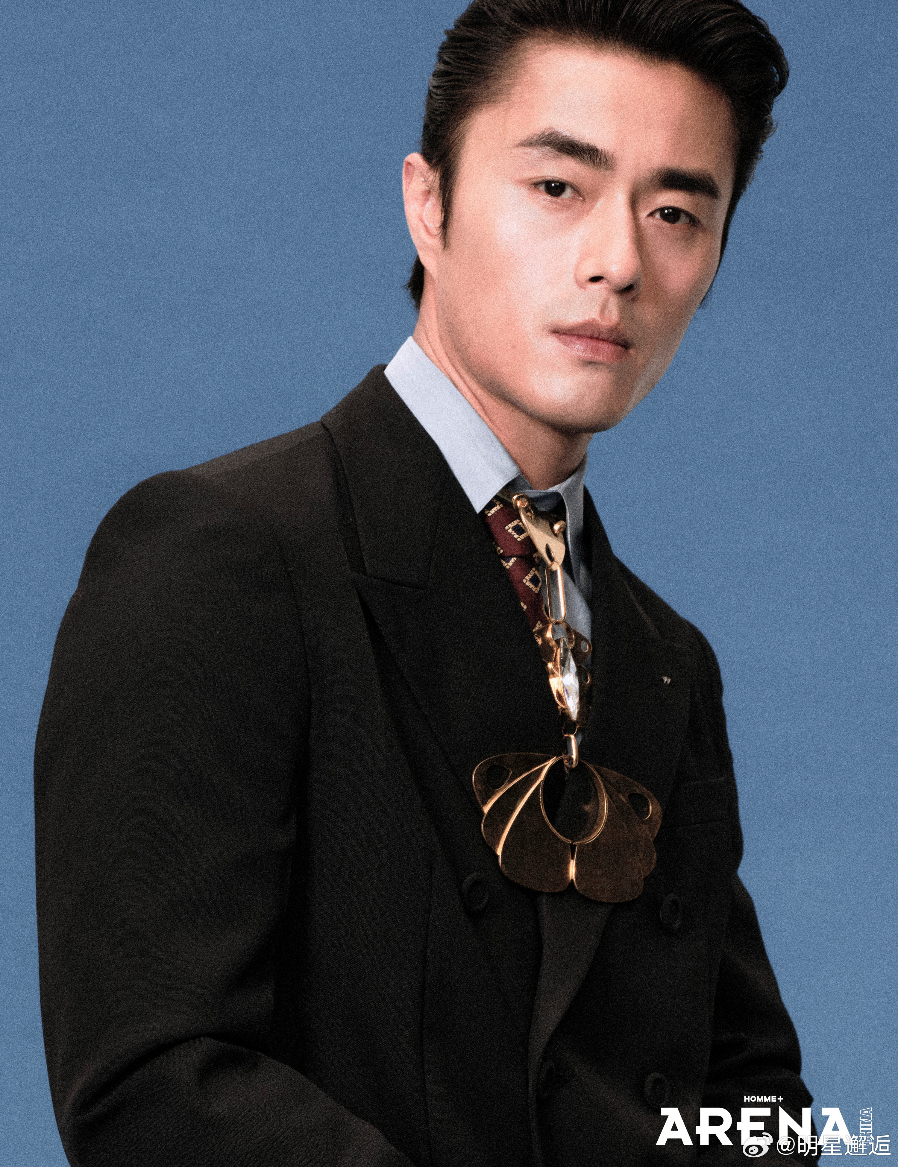 ARENA赵磊封面剪裁定边界，面料赋流动 。赵磊不愧是专业超模，气场全开 。 