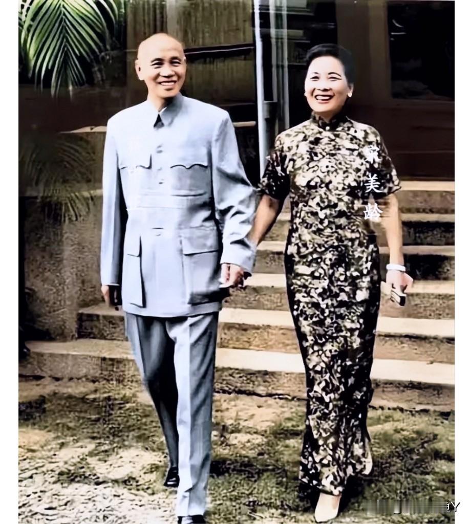 这是晚年的蒋中正和夫人宋美龄在台北的一张生活照，这不是演戏，也并非演员扮演的，而
