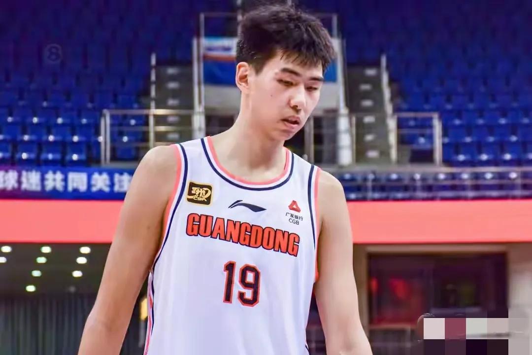 异想天开！据媒体人爆料，广东宏远男篮中锋徐昕向球队申请交易！另外，还有媒体人声称