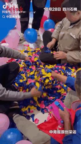 四川新郎的浪漫杀疯了！婚期前三天狂砍500根竹子，猛扎10000个气球，硬是铺出