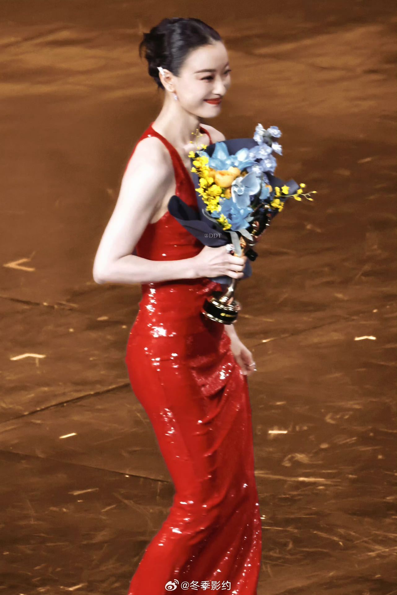 隐身的名字倪妮这铁真没白撸 倪妮的健身成果，在任小名身上体现得淋漓尽致。奖杯当武