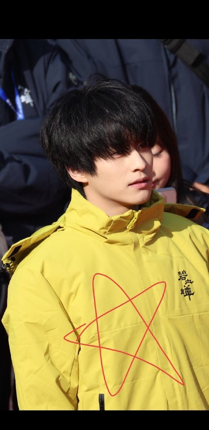 徐振轩碧血蝉开机顺毛路透 徐振轩碧血蝉开机顺毛路透，抓住一个小黄团子，开机大吉期