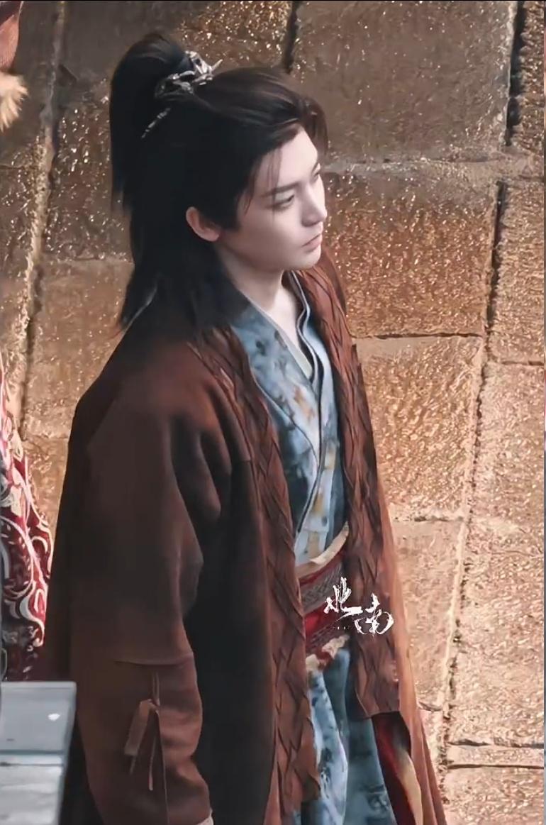 才看清这外套，原来是这种像麂皮的面料呀，还挺厚重的，小细节也不错。咱们行走江湖的