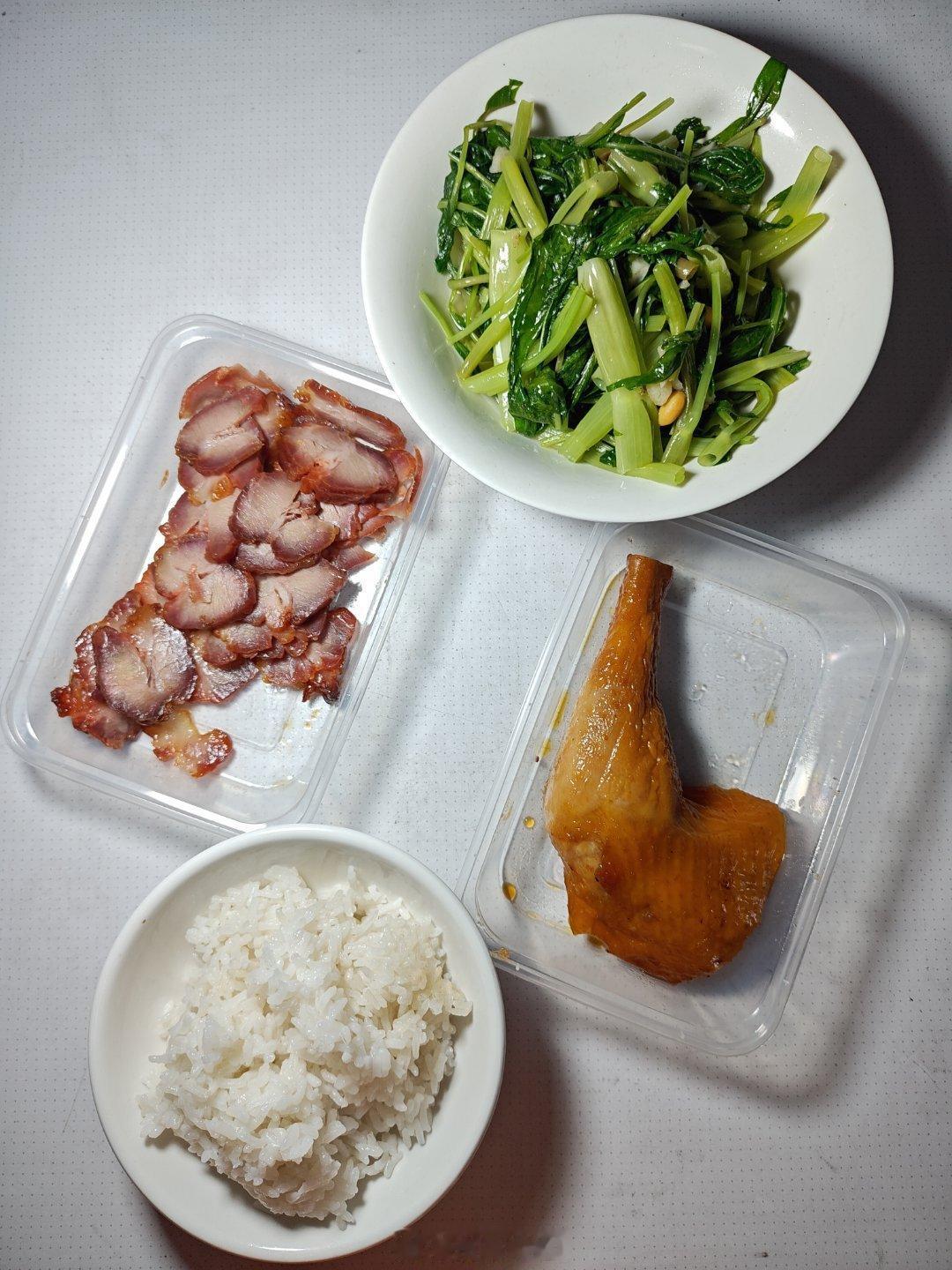 晚饭，豉油鸡腿，叉烧，炒空心菜，米饭。烧味晚市促销价，3盒20元，还有一份是烧鸭