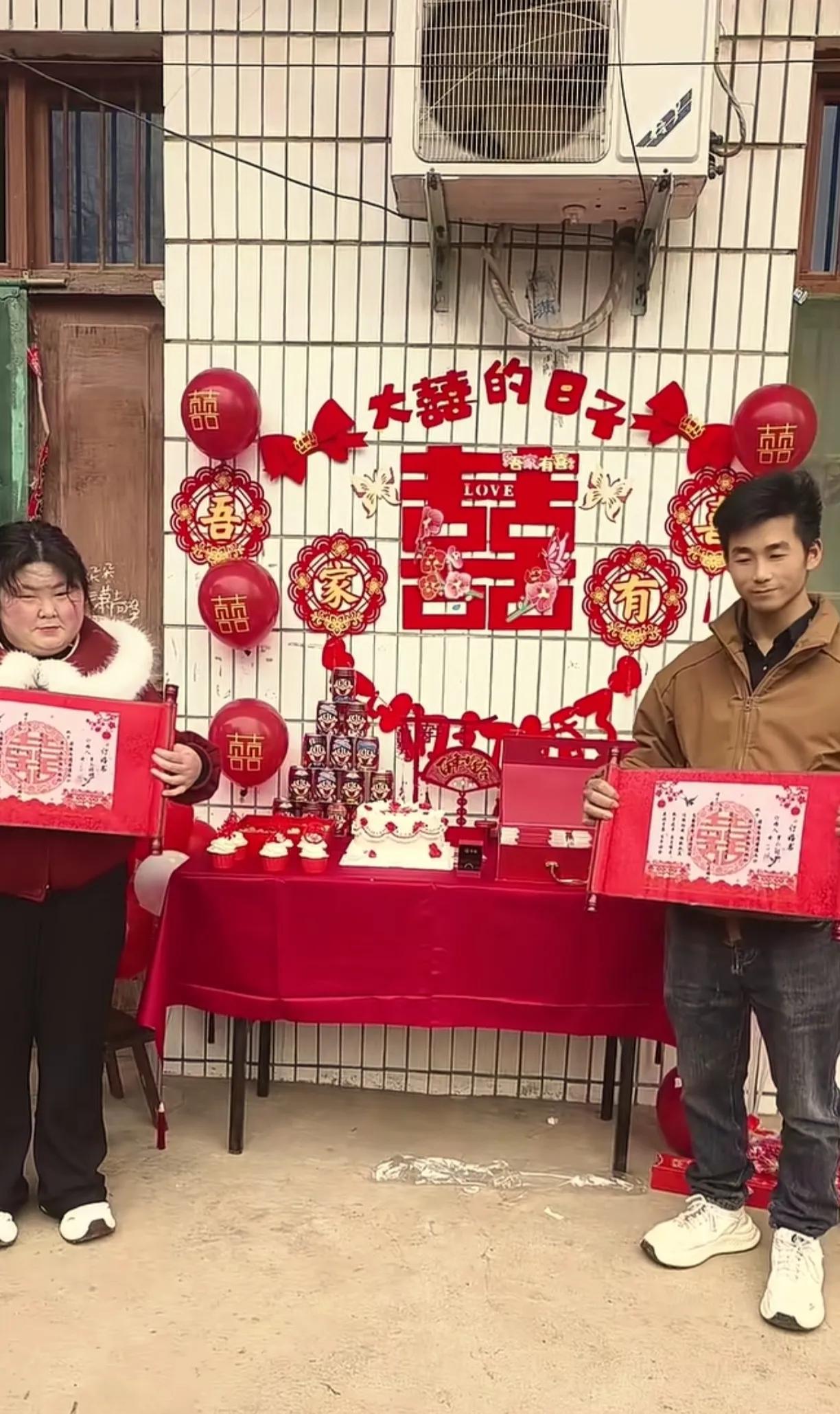 又一对新人订婚了，女胖男瘦，互补不足，很般配。