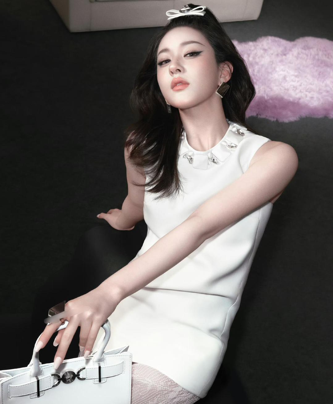 #赵露思白色丝袜#赵露思新妆容造型，烟熏妆搭配白色丝袜，反差感🈶 ​​​