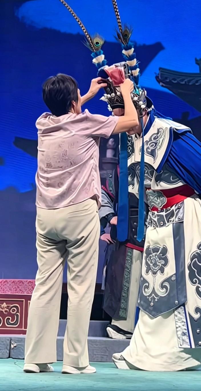 这大姨真豪横！
把一沓沓大红票子直接挂在戏曲演员的头上，她是有多热爱这戏曲表演啊