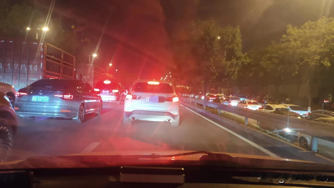 我可是做到了啊，
国庆没有出去，
把景区让给来太原旅游的朋友，
我都不敢出去吃饭