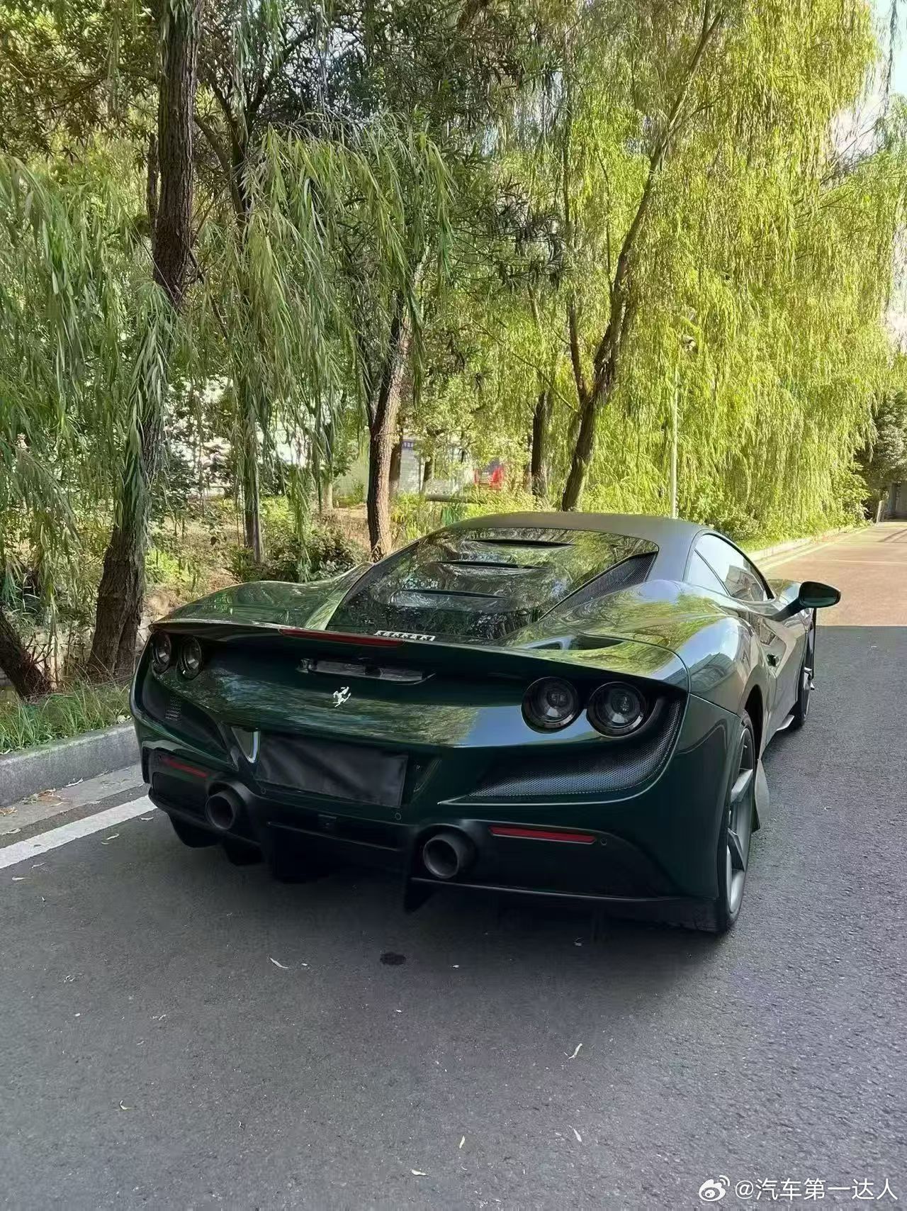这台23年上牌法拉利F8，稀有英伦绿车漆，搭配经典迪通拿座椅，颜值与质感双双拉满
