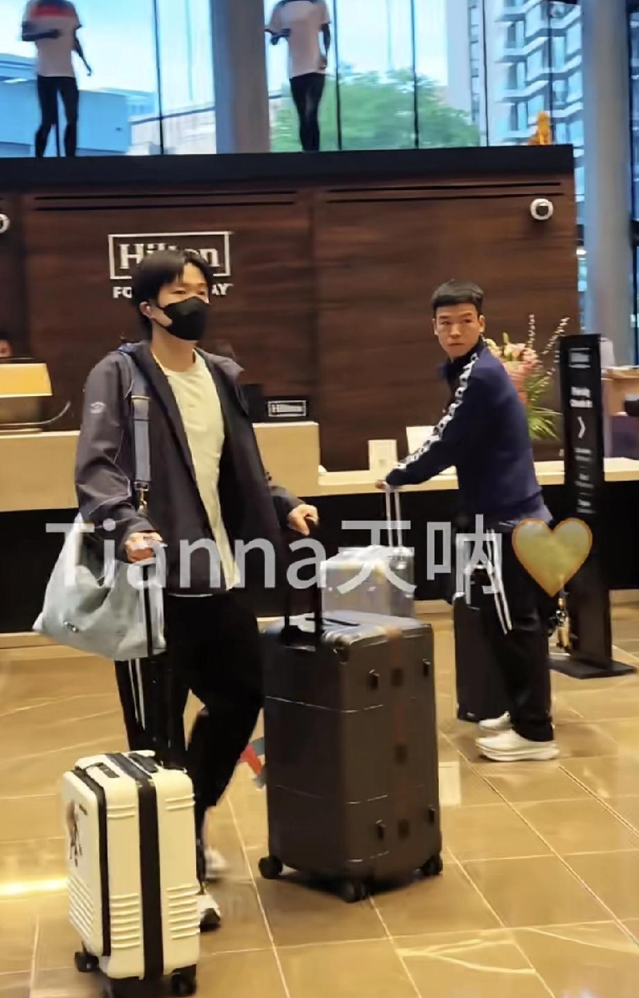 王楚钦孙颖莎北京时间今日凌晨随国乒团队一起落地伦敦。由国际乒联工作人员安排班车接