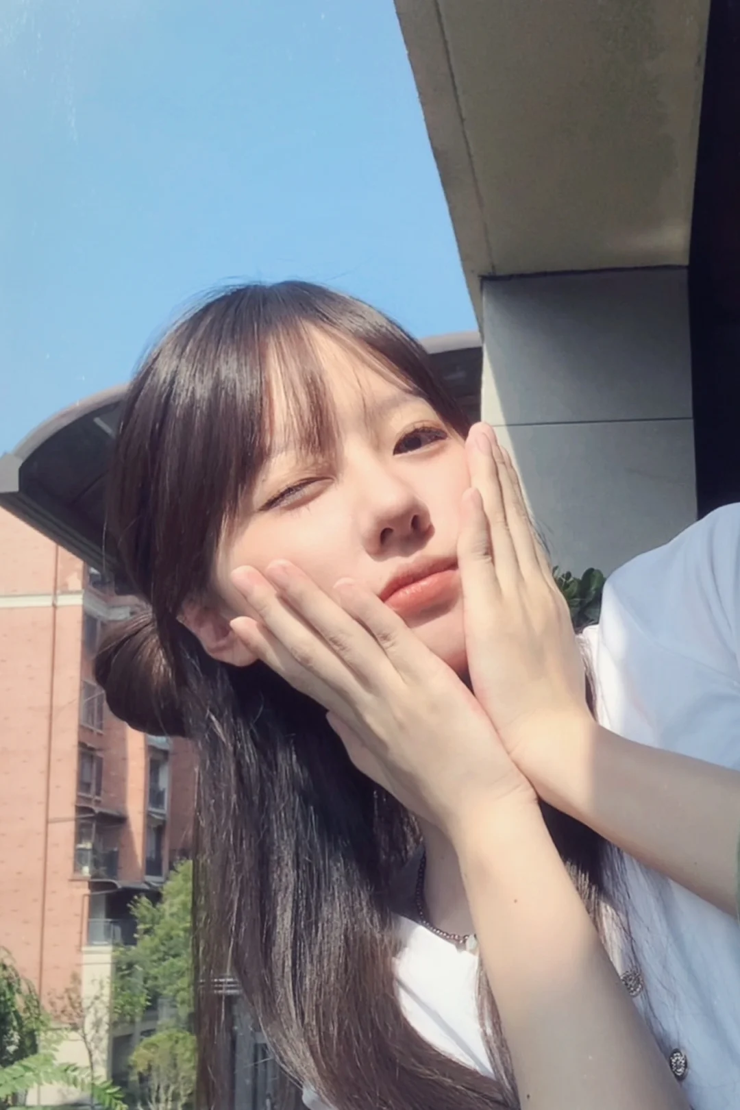 被太阳晒得睁不开眼